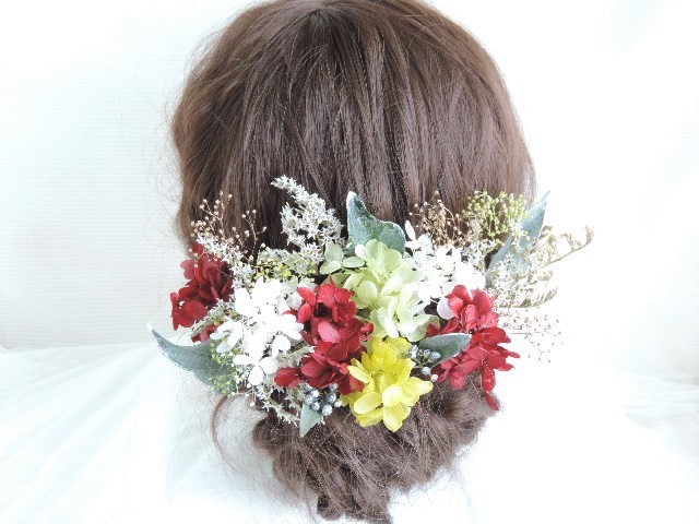 赤白緑の和トリコローレの髪飾り　和装　白無垢　赤い色打掛　赤い振袖