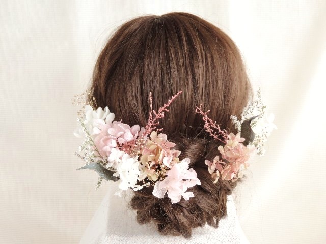 ピンクが柔らかな髪飾り