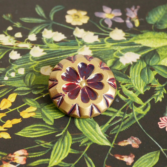 花のレリーフ　彩色ガラスボタン　ボルドー 1枚目の画像
