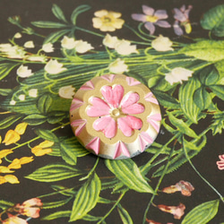 花のレリーフ　彩色ガラスボタン　桃色 1枚目の画像