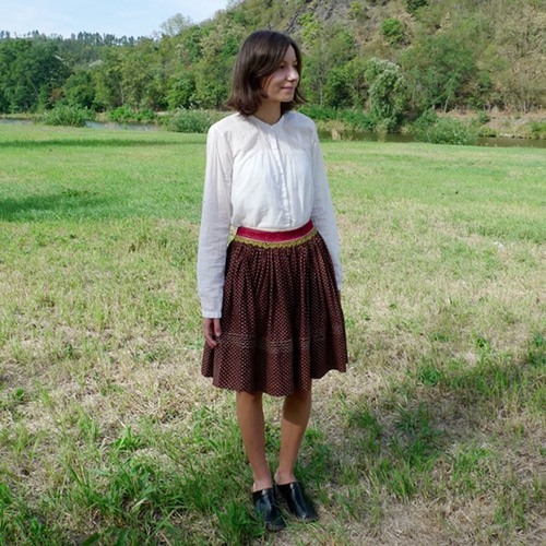 チェコの民族衣装 茶ドット模様のラップスカート 生地 ルコピスプラハ