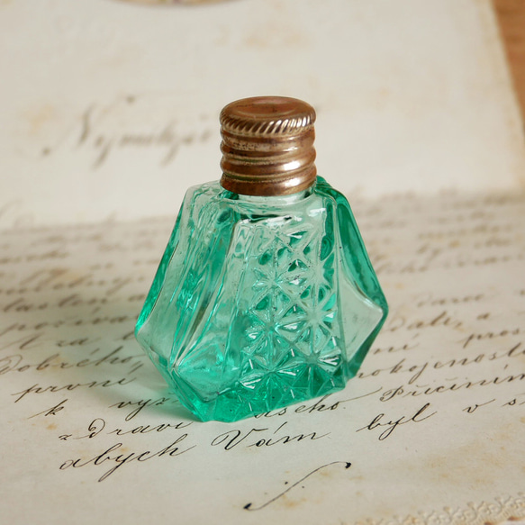 レトロな小瓶 チェコガラスの小さな小瓶7 ミントグリーン ディフューザー・アロマ
