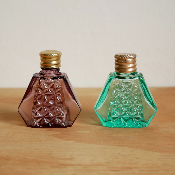チェコガラスの小さな小瓶7　ミントグリーン 3枚目の画像