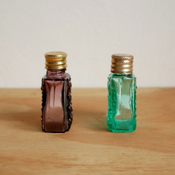 チェコガラスの小さな小瓶7　ミントグリーン 5枚目の画像