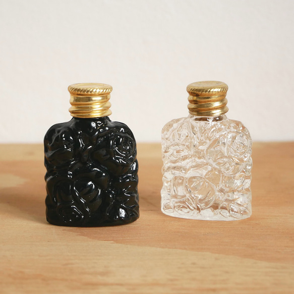 チェコガラスの小さな小瓶2　ローズ　ブラック 3枚目の画像