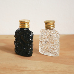 チェコガラスの小さな小瓶2　ローズ　ブラック 4枚目の画像