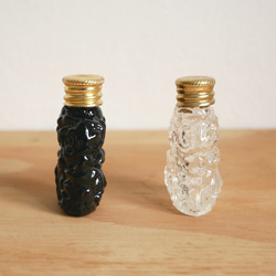 チェコガラスの小さな小瓶2　ローズ　ブラック 5枚目の画像