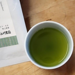 お茶をいれた時の水色(すいしょく)が とってもきれい。 さえみどり “咲” 200g 3枚目の画像