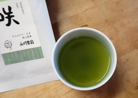 お茶をいれた時の水色(すいしょく)が とってもきれい。 さえみどり “咲” 200g 3枚目の画像