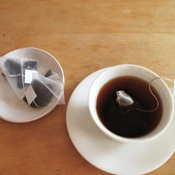 なんといっても茶殻の処理が楽チン。ティーパックに入った紅茶 復刻熟成紅茶ママの紅茶です。 4枚目の画像