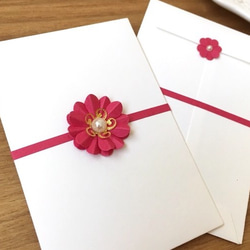 紙の花を添えたポチ袋（濃ピンク） 1枚目の画像