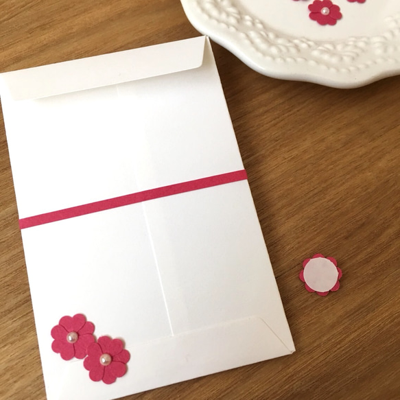 紙の花を添えたポチ袋（濃ピンク） 3枚目の画像