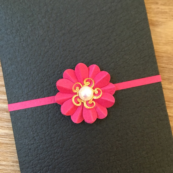 紙の花を添えたポチ袋（黒×濃ピンク） 2枚目の画像