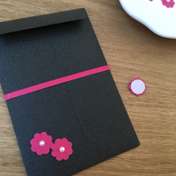 紙の花を添えたポチ袋（黒×濃ピンク） 3枚目の画像