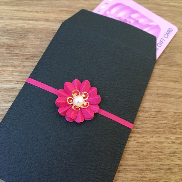 紙の花を添えたポチ袋（黒×濃ピンク） 4枚目の画像
