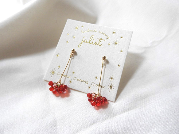 揺れる赤い花のクリアビーズピアス ピアス（その他） juliet