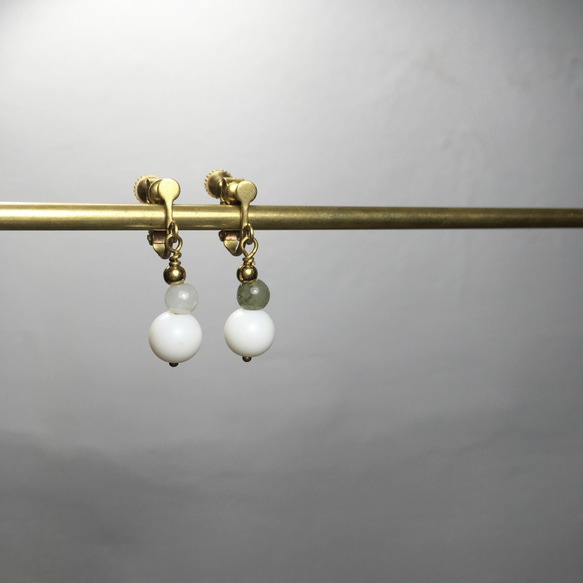 琉璃與緬甸玉黃銅夾式耳環・飾銅83 第2張的照片