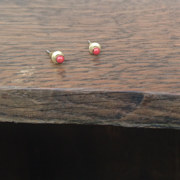 珊瑚黃銅釘式耳環・飾銅55 第2張的照片