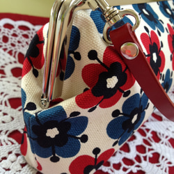【再販】赤と青のポップな花柄　がま口ハンドバッグ 3枚目の画像