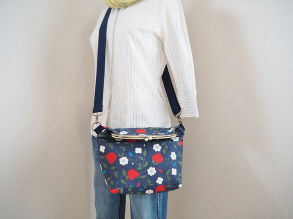 【受注制作】りんごと蝶々　がまぐち2wayショルダーバッグ　 2枚目の画像
