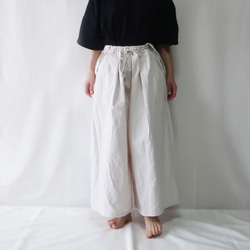 褶皺褲，配以100％棉質吊帶褲（免費/白色） 第6張的照片