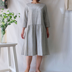 亞麻和棉質深灰色褶皺連衣裙（自由/水平條紋） 第2張的照片