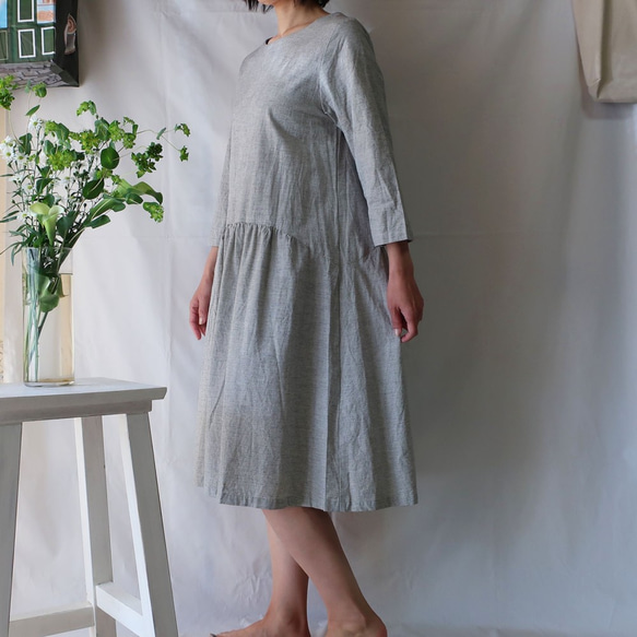 亞麻和棉質深灰色褶皺連衣裙（自由/水平條紋） 第3張的照片