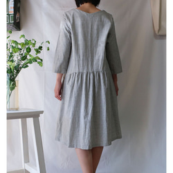 亞麻和棉質深灰色褶皺連衣裙（自由/水平條紋） 第4張的照片