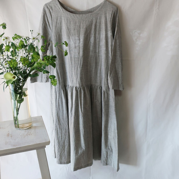 亞麻和棉質深灰色褶皺連衣裙（自由/水平條紋） 第5張的照片