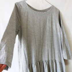 亞麻和棉質深灰色褶皺連衣裙（自由/水平條紋） 第6張的照片