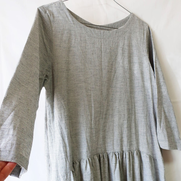 亞麻和棉質深灰色褶皺連衣裙（自由/水平條紋） 第6張的照片