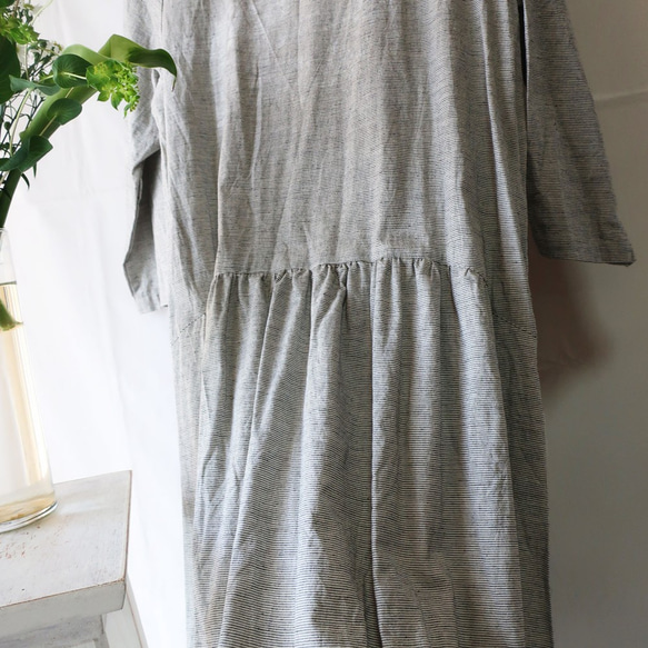亞麻和棉質深灰色褶皺連衣裙（自由/水平條紋） 第7張的照片