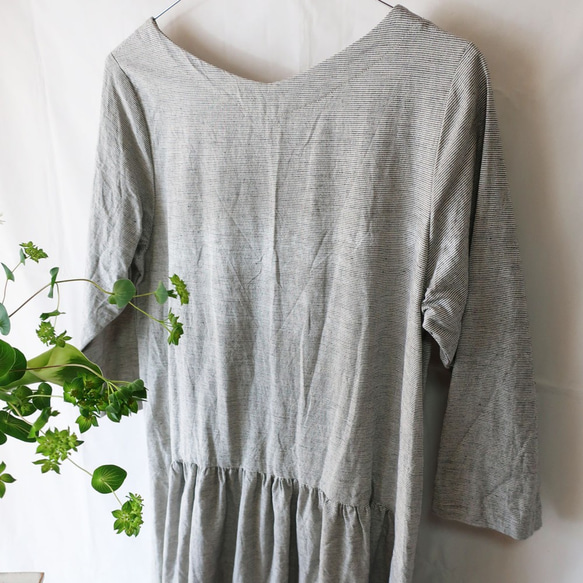 亞麻和棉質深灰色褶皺連衣裙（自由/水平條紋） 第8張的照片