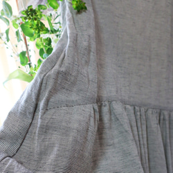 亞麻和棉質深灰色褶皺連衣裙（自由/水平條紋） 第9張的照片