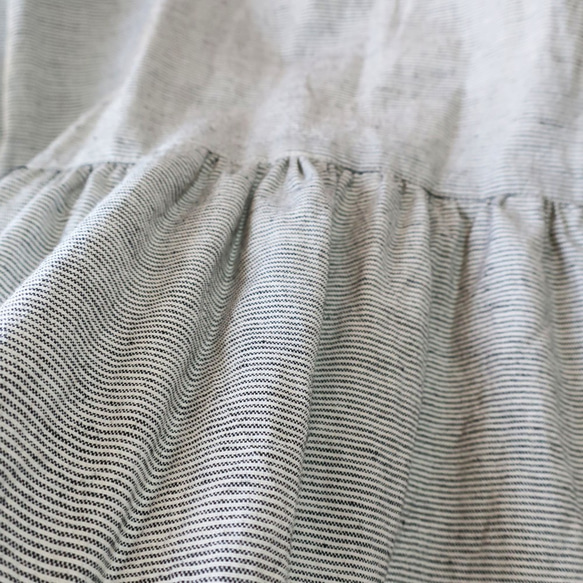 亞麻和棉質深灰色褶皺連衣裙（自由/水平條紋） 第10張的照片
