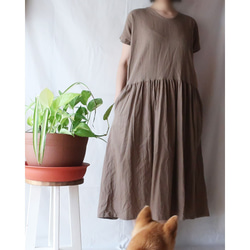 亞麻棉質褶皺連衣裙（免費/摩卡） 第2張的照片