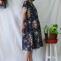 亞麻100％短袖褶皺連衣裙（自由/海軍花卉圖案） 第1張的照片