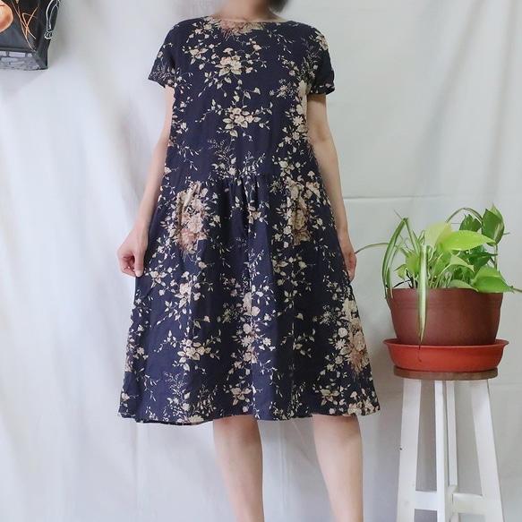亞麻100％短袖褶皺連衣裙（自由/海軍花卉圖案） 第2張的照片