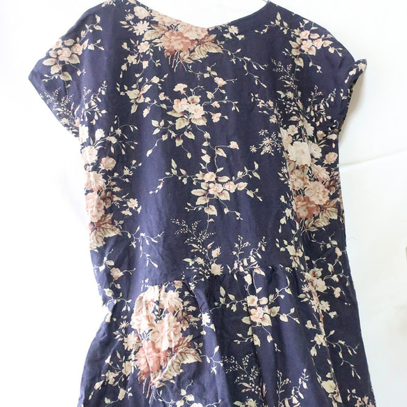 亞麻100％短袖褶皺連衣裙（自由/海軍花卉圖案） 第9張的照片