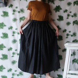 100%亞麻褶邊長裙（免費/黑色） 第1張的照片