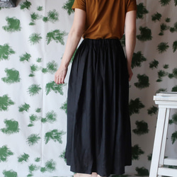 リネン100% タックロングスカート（フリー／黒） 4枚目の画像