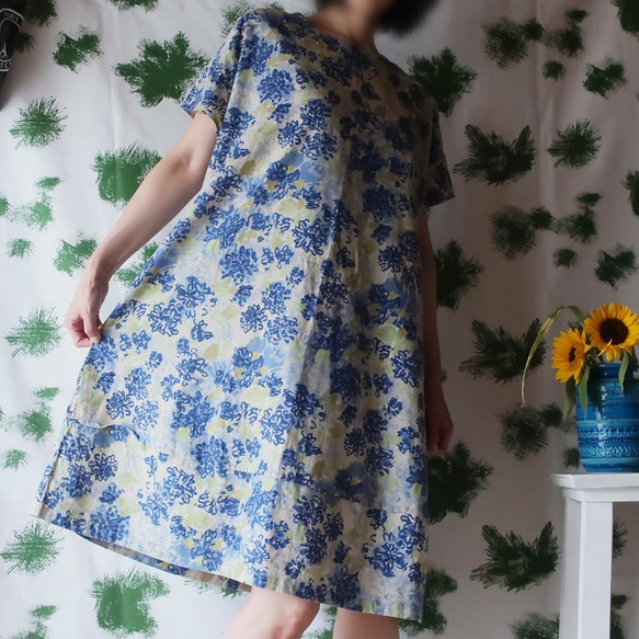 亞麻棉質下擺開關連衣裙（免費/藍色花卉圖案） 第3張的照片