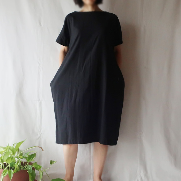 亞麻和棉質落袋短袖連衣裙（免費/黑色） 第2張的照片
