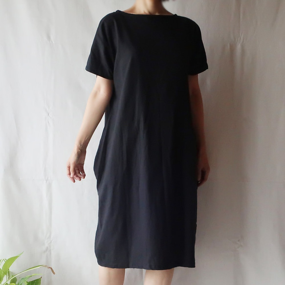 亞麻和棉質落袋短袖連衣裙（免費/黑色） 第3張的照片
