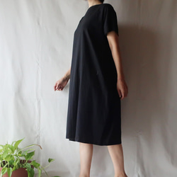 亞麻和棉質落袋短袖連衣裙（免費/黑色） 第5張的照片