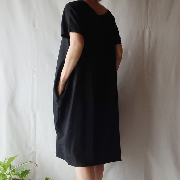 亞麻和棉質落袋短袖連衣裙（免費/黑色） 第7張的照片