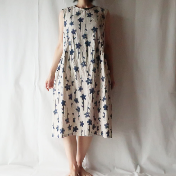 亞麻和棉質開關連衣裙（自由/白色（深藍色花朵圖案）） 第1張的照片