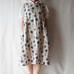 亞麻和棉質開關連衣裙（自由/白色（深藍色花朵圖案）） 第3張的照片