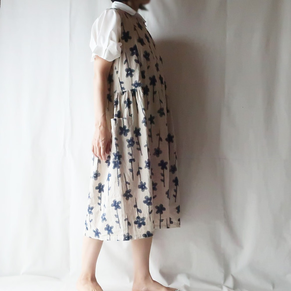 亞麻和棉質開關連衣裙（自由/白色（深藍色花朵圖案）） 第4張的照片