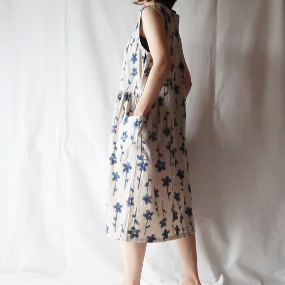 亞麻和棉質開關連衣裙（自由/白色（深藍色花朵圖案）） 第5張的照片
